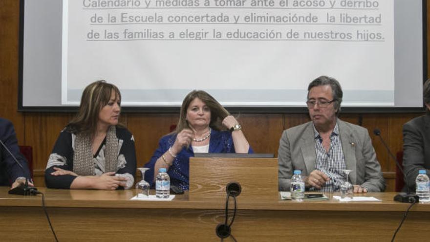La presidenta de Concapa en el centro de la imagen en una reunión provincial, ayer en Alicante