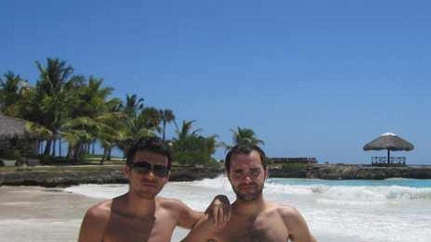 Alejandro, junto a un amigo, en una playa de Punta Cana.