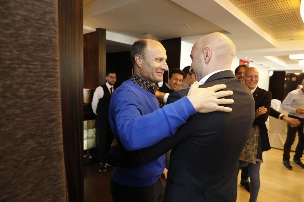 Eloy Olaya recibe la insignia de oro de la Asociación de Veteranos del Sporting