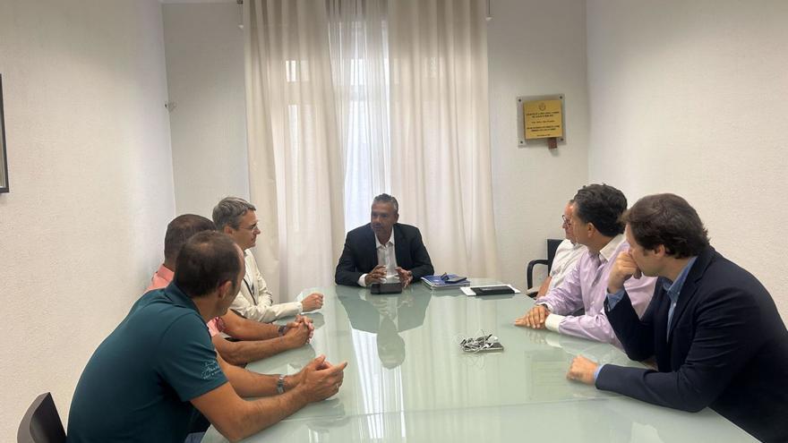 Dámaso Arteaga (c) lideró la reunión entre el CEST y el área insular de Carreteras. | | E.D.