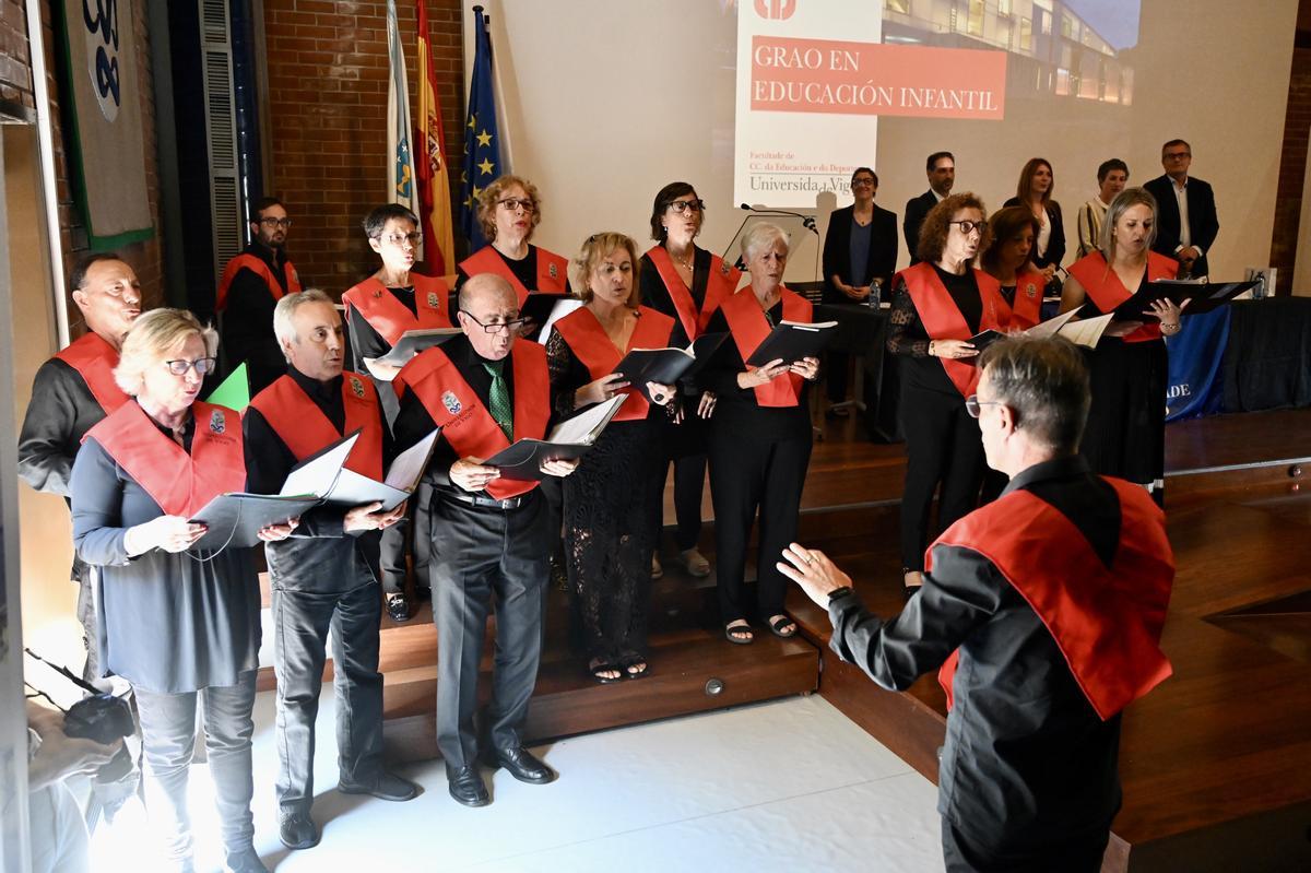 El coro de la Universidad puso música a las ceremonias de graduación.