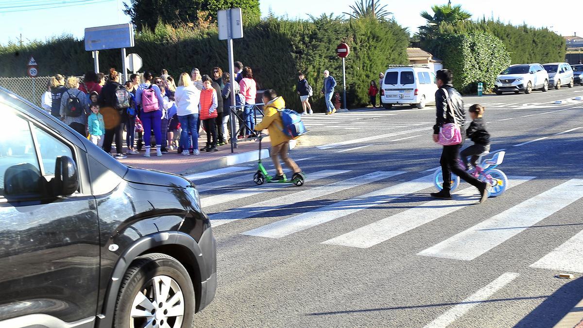 Unos alumnos del colegio Els Garrofers cruzan por el peligroso paso de peatones donde se pide que se instale un semáforo.