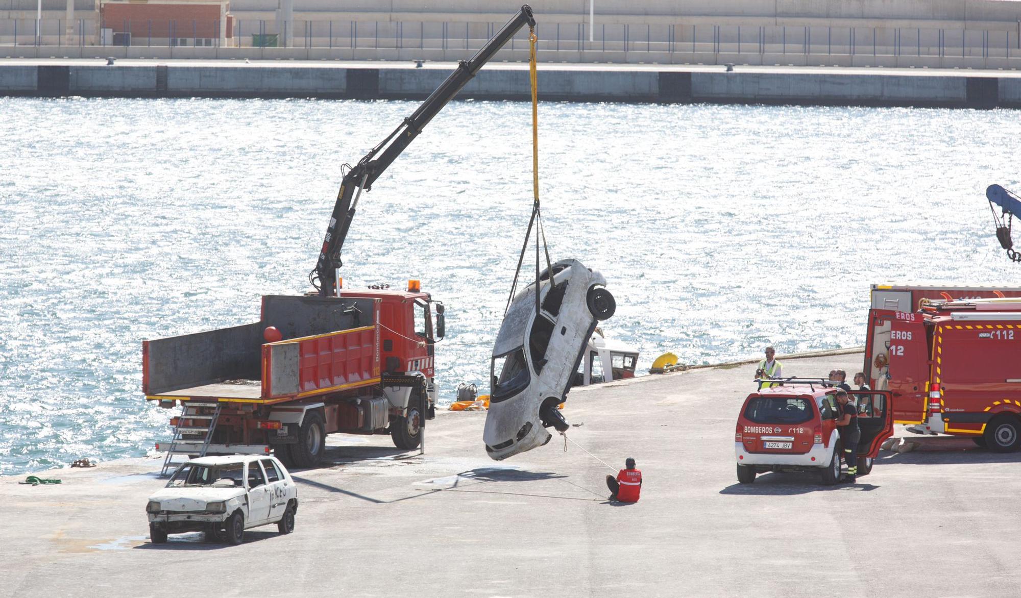 Los bomberos reflotan los coches que tiraron al puerto sin acreditar si los descontaminaron