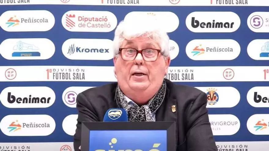 El presidente del Peñíscola FS Manuel Sierra da la cara y expulsa a los dos aficionados que saltaron a pista. "La imagen que hemos dado es imperdonable"