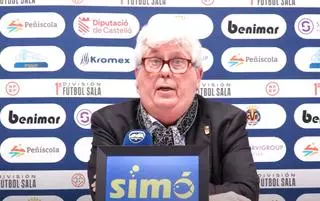 El presidente del Peñíscola FS Manuel Sierra da la cara y expulsa a los dos aficionados que saltaron a pista. "La imagen que hemos dado es imperdonable"