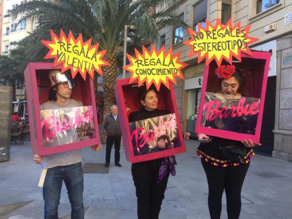 Algunas manifestantes han acudido con originales disfraces al 8M en Alicante.