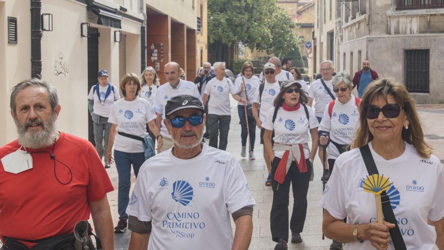 El Camino Primitivo exprés sale de la Catedral de Oviedo con la meta de sumar 500 relevistas