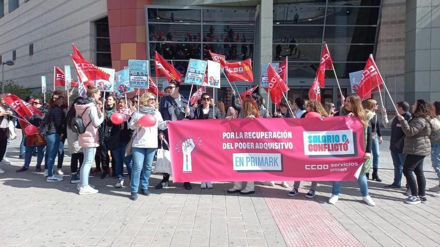 Protesta de la plantilla de Primark en Alicante para reclamar mejoras salariales