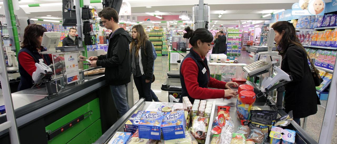 Cajeras de un supermercado cobran a varios clientes en una imagen de archivo.