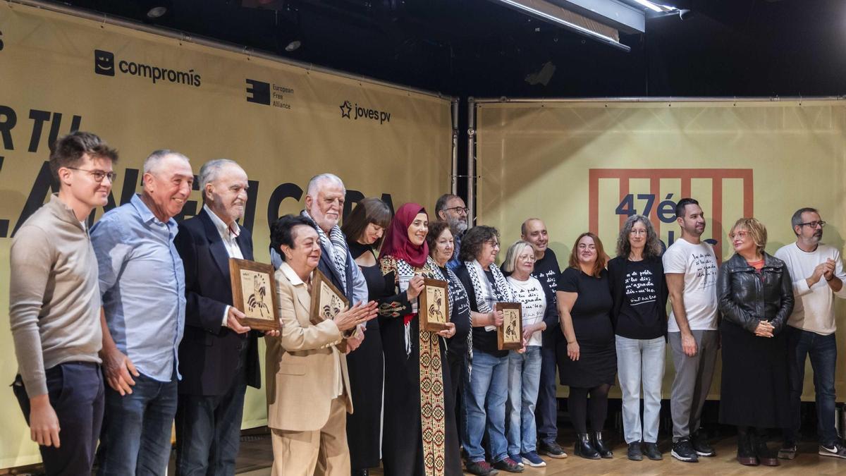 Los dirigentes de Més Compromís premian a varios colectivos en l'Aplec del año pasado.