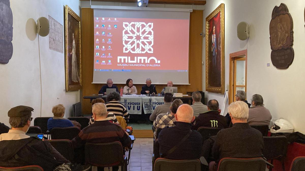 Un momento de la asamblea de Xúquer Viu celebrada en el salón de actos del MUMA.