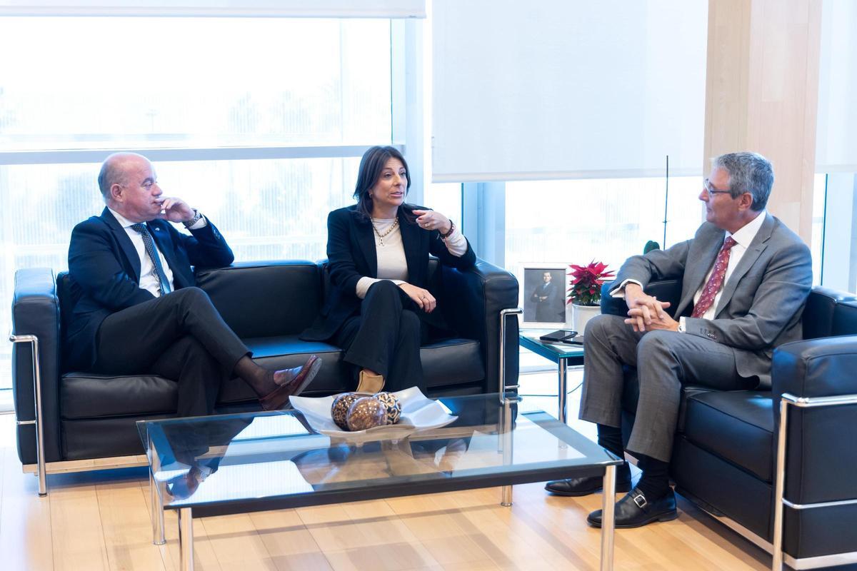 Reunión entre el presidente de la Diputación, Francisco Salado, el alcalde de Antequera, Manuel Barón, y la alcaldesa de Ronda, Mari Paz Fernández.