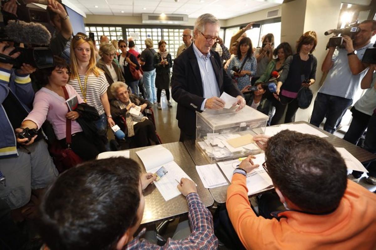 El alcalde de Barcelona y candidato de CiU a la reelección, Xavier Trias, vota en su colegio electoral de la Via Augusta.