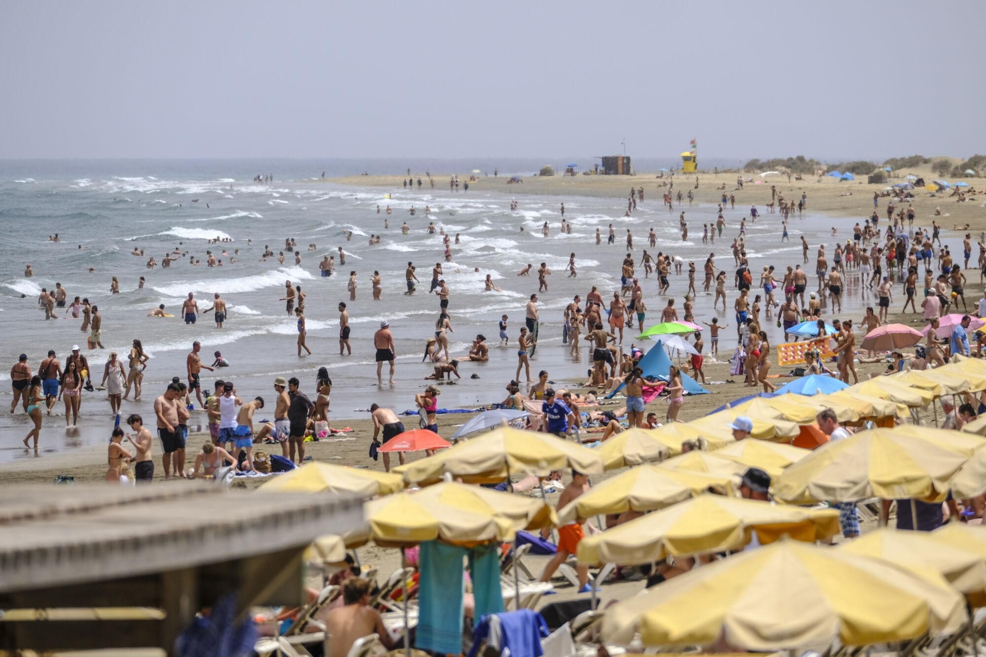 Jornada de fuerte calor en Playa del Inglés (17/07/25)