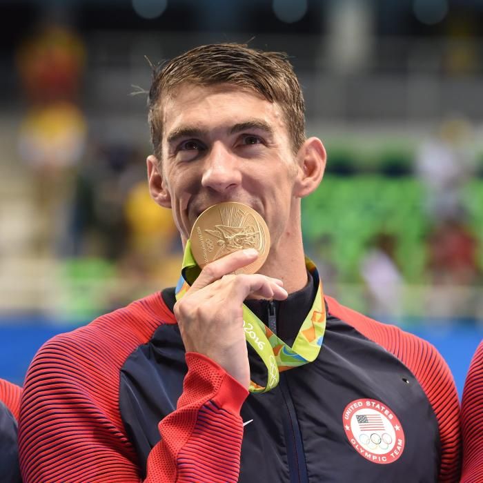 Michael Phelps posa con su medalla de oro tras agrandar su leyenda con una victoria en los 4x100m masculinos estilo libre.