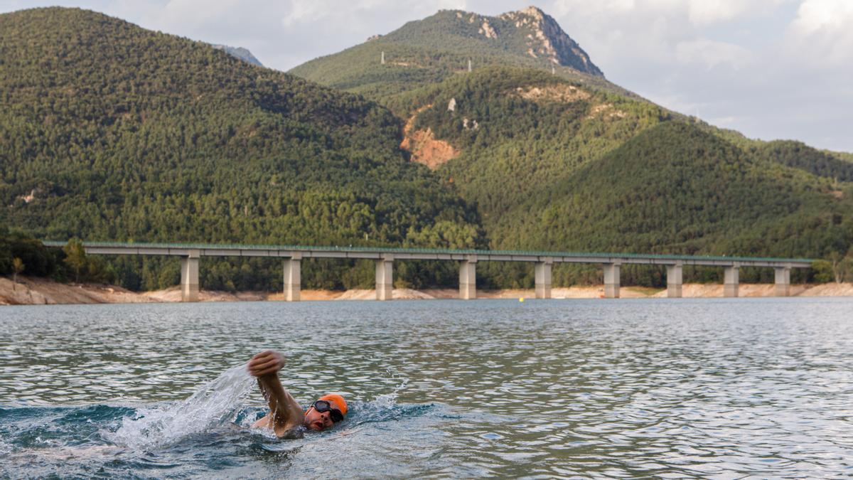 Joan Aranda practica en la Baells para su primera Ironman.