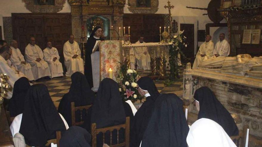 Religiosas del Sancti Spiritus y varios sacerdotes en un acto religioso celebrado en el monasterio. Foto