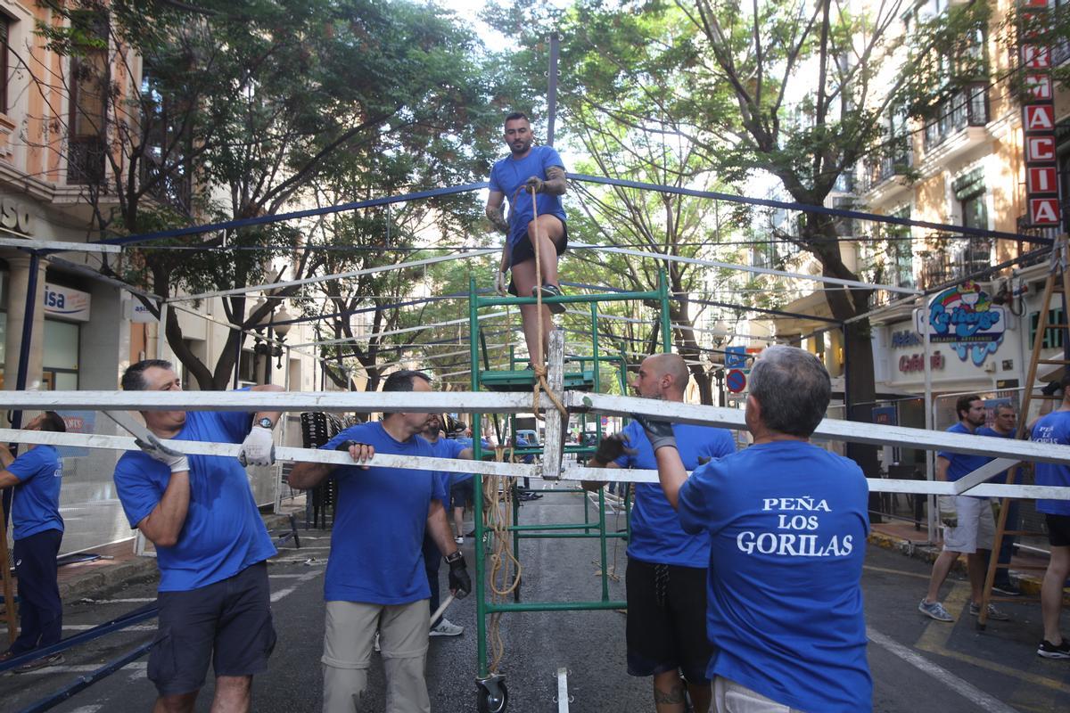 Los Gorilas, durante el montaje de su barraca en 2019.