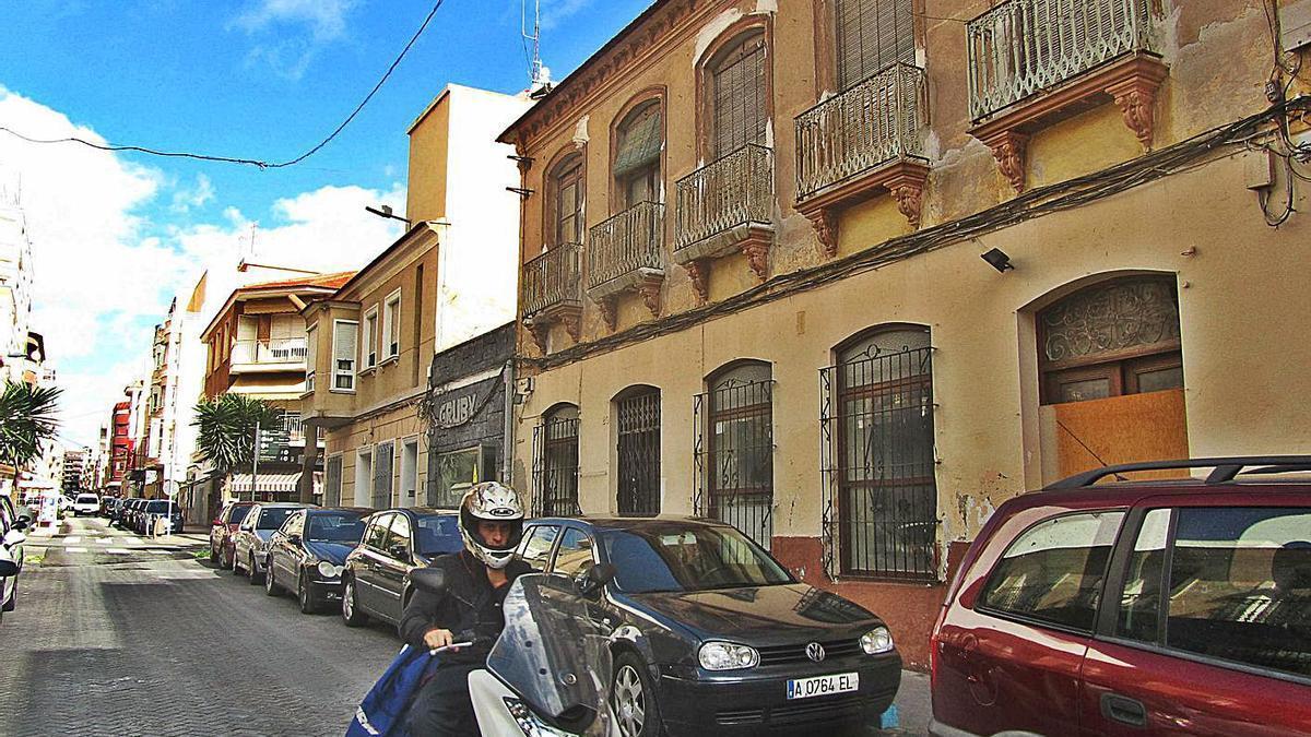 Fachada del número 20 de la calle Azorín, edificio protegido en el PGOU, propiedad municipal desde 2011