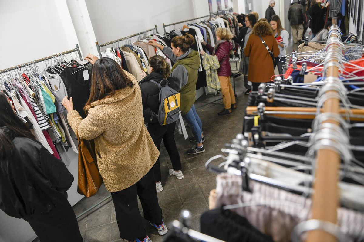 "Optar por comprar ropa de segunda mano permite reducir la huella ambiental"