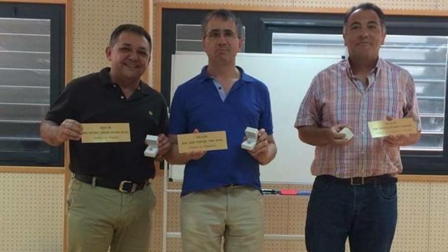 Antonio Roldán, José Pina y Francisco Amat tras recibir la insignia y la placa del IES Vega Baja.