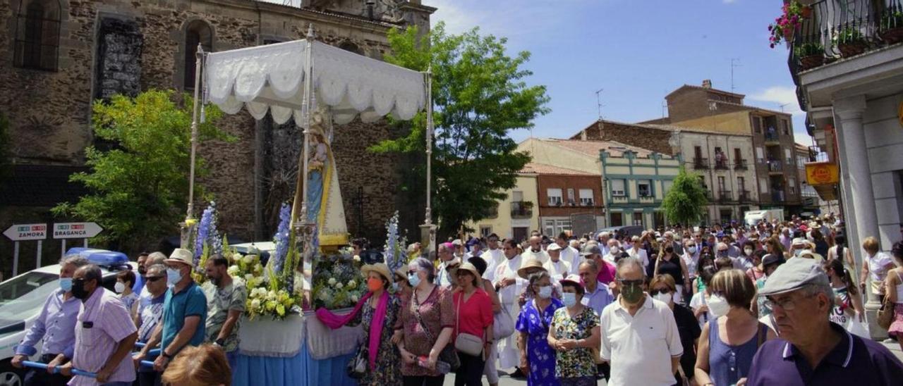 Procesión de la Virgen de la Salud por el centro de Alcañices. | Chany Sebastián