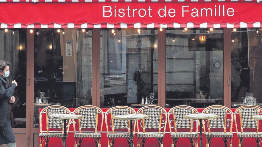 Un bistró vacío en París.