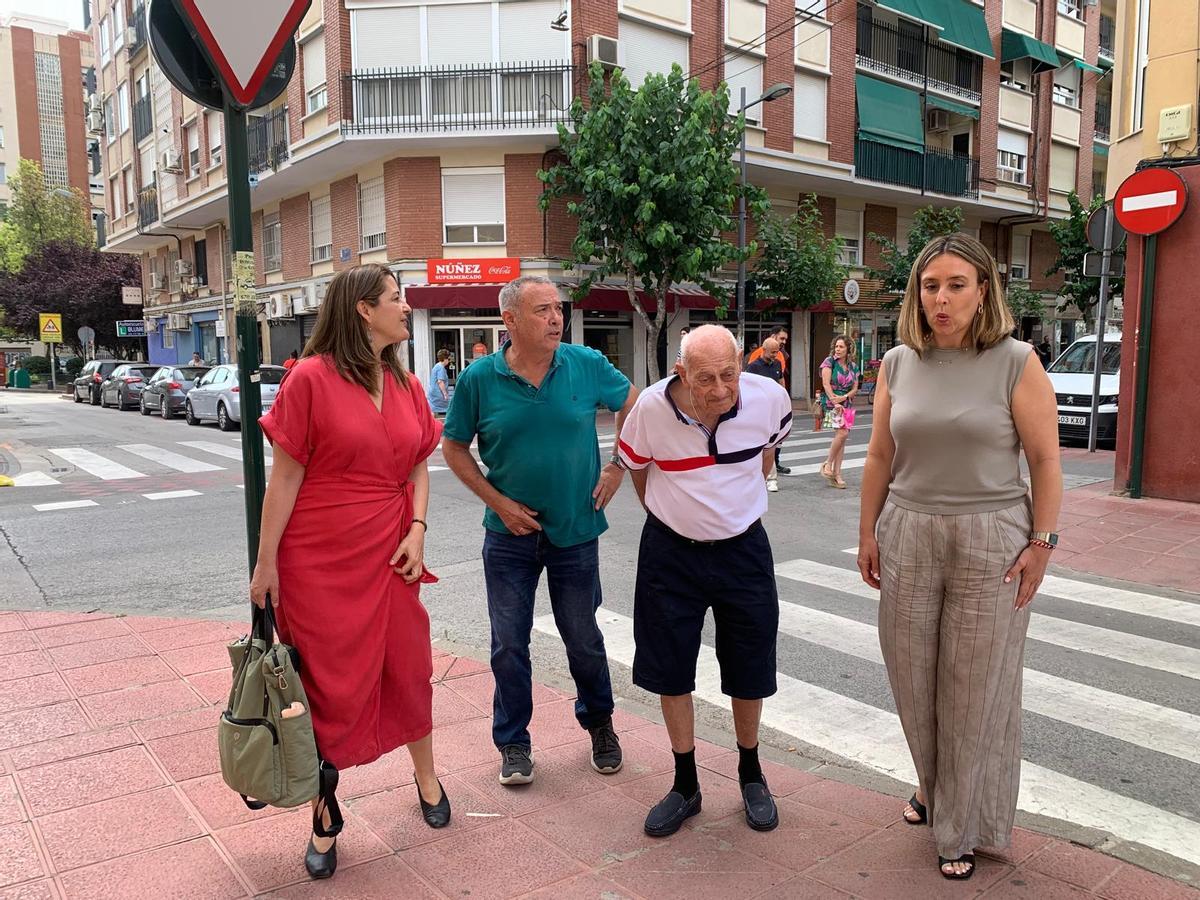 José Paredes junto a su hijo paseaba ayer por Santa María de Gracia.