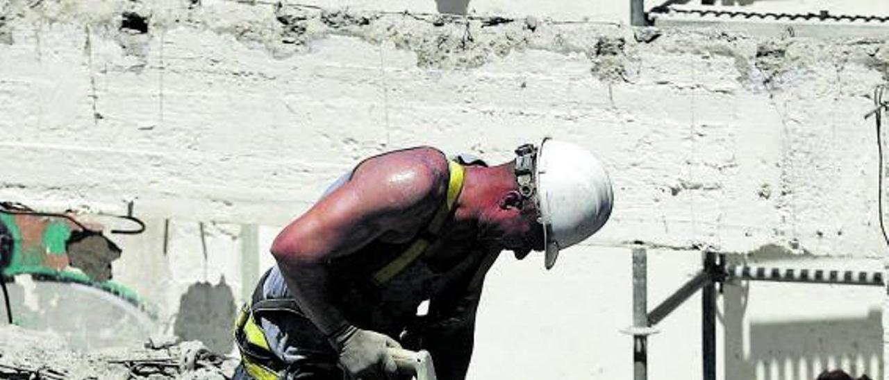 Un trabajador del sector de la construcción en plena faena.