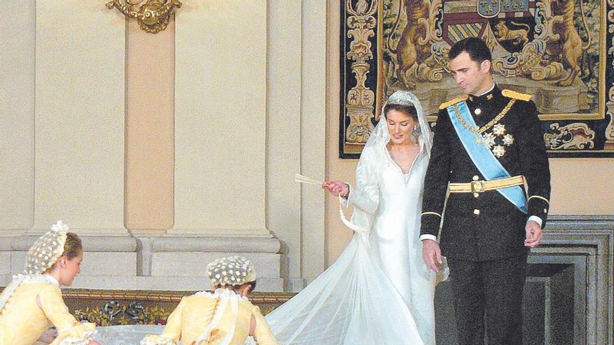 Los recuerdos de los invitaos asturianos en el vigésimo aniversario de la boda real de Felipe y Letizia