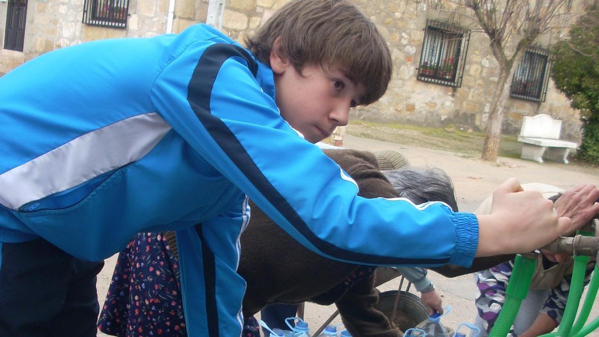 Unai Simón, con su abuela, acarreando garrafas de agua en San Marcial cuando era niño