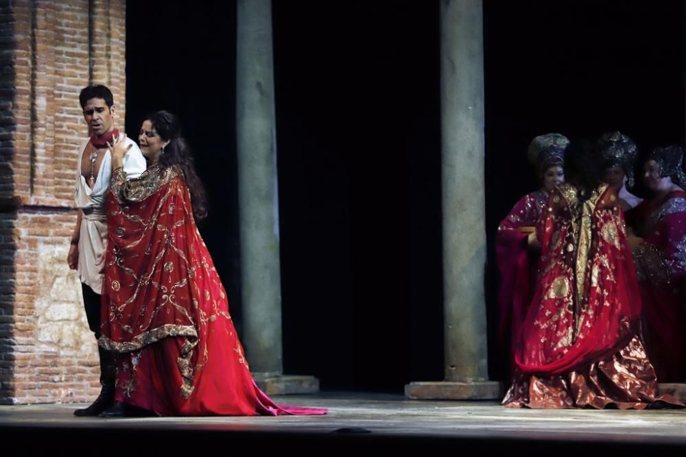 Ensayos de la ópera 'La Favorita' en el Teatro Cervantes.