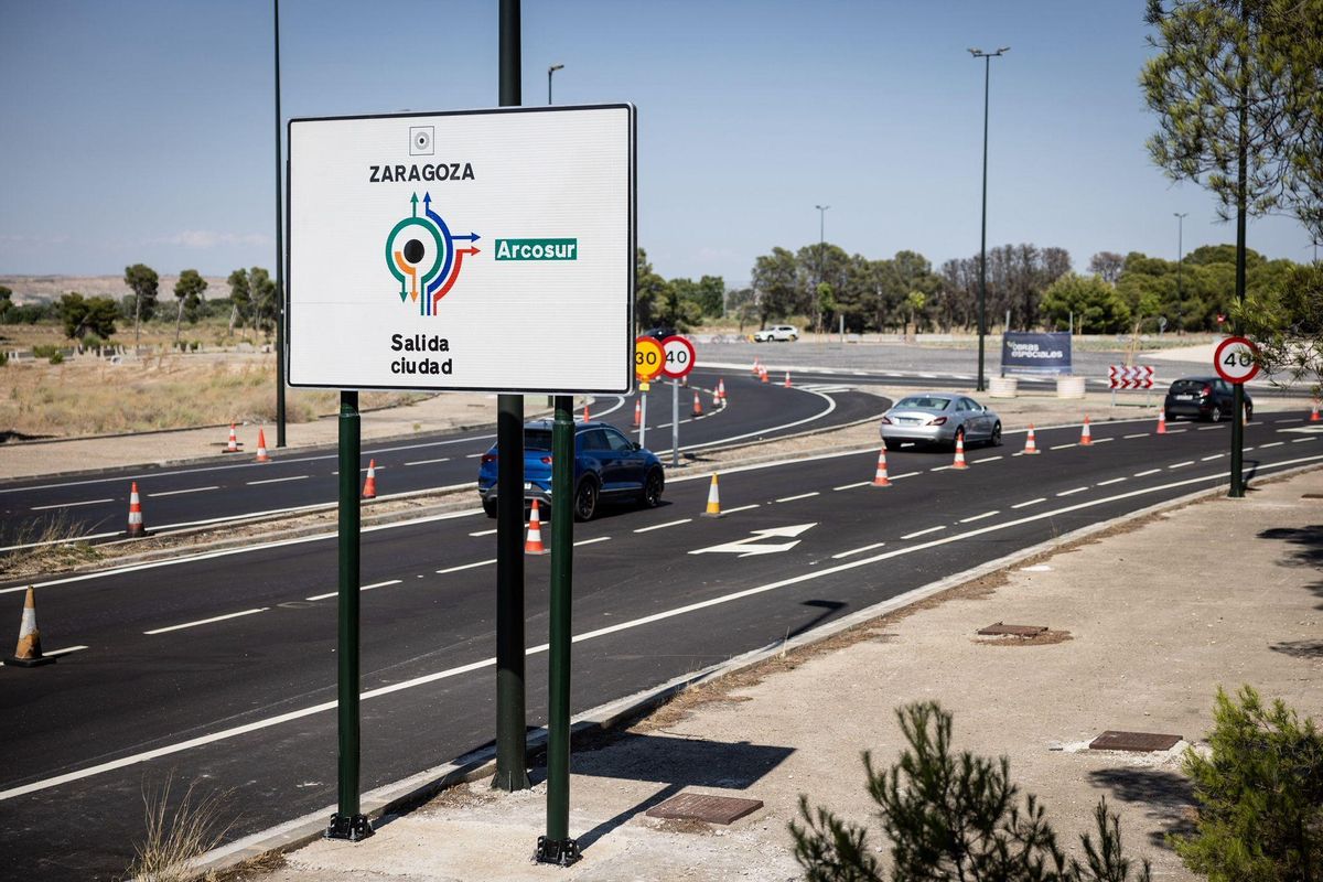 Primeros coches entrando a la turbo rotonda, todavía sin estar operativa al 100%.
