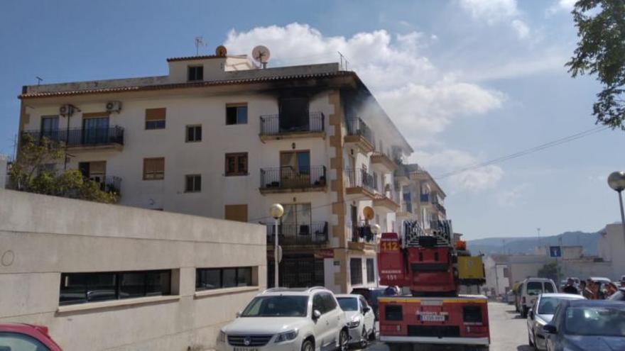 Una mujer sufre quemaduras en las manos al arder su vivienda en Xàbia