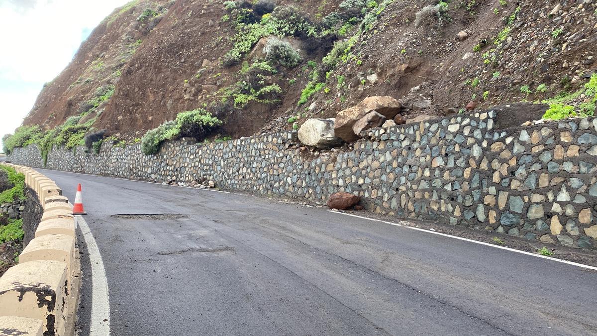 Desprendimiento de grandes rocas en Taganana