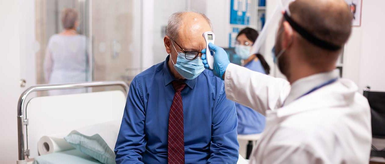 Miden la temperatura a un paciente durante la pandemia