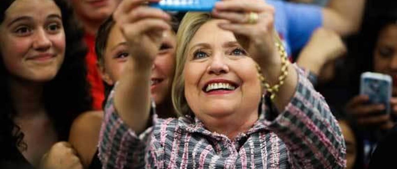 Hillary Clinton, haciéndose un &quot;selfie&quot;.