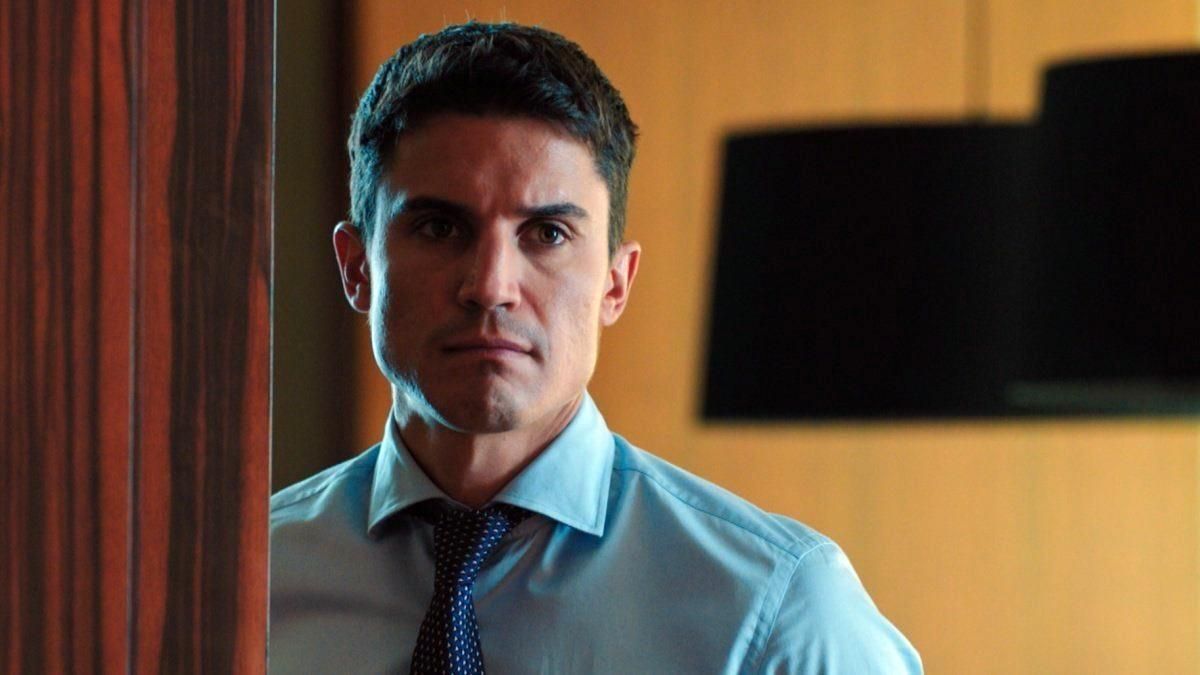 Álex González en una escena de 'Vivir sin permiso'
