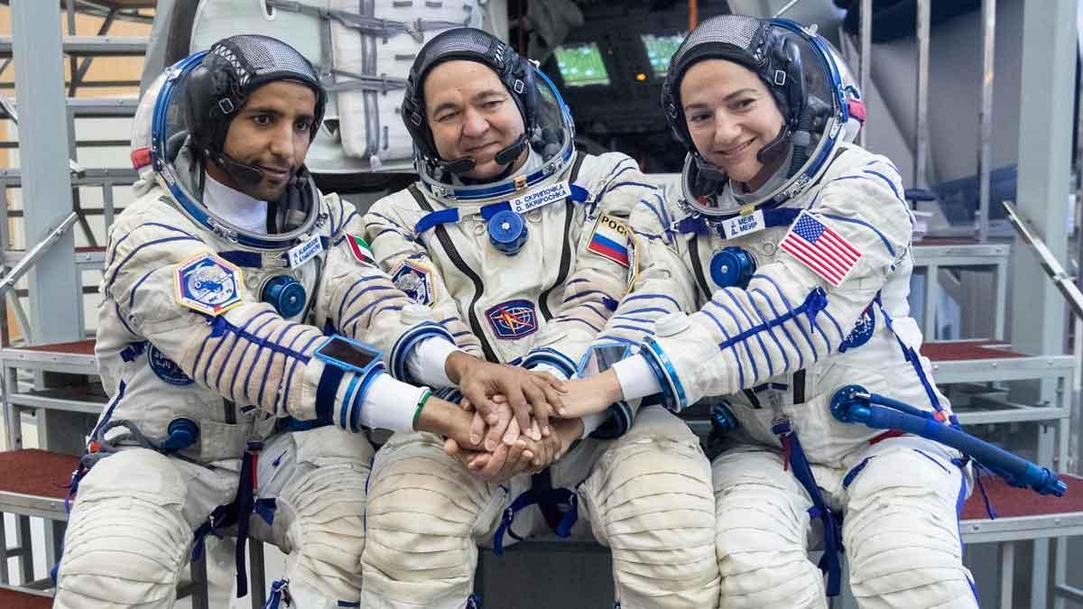 los astronautas de la expedicion 6162 se preparan en moscu