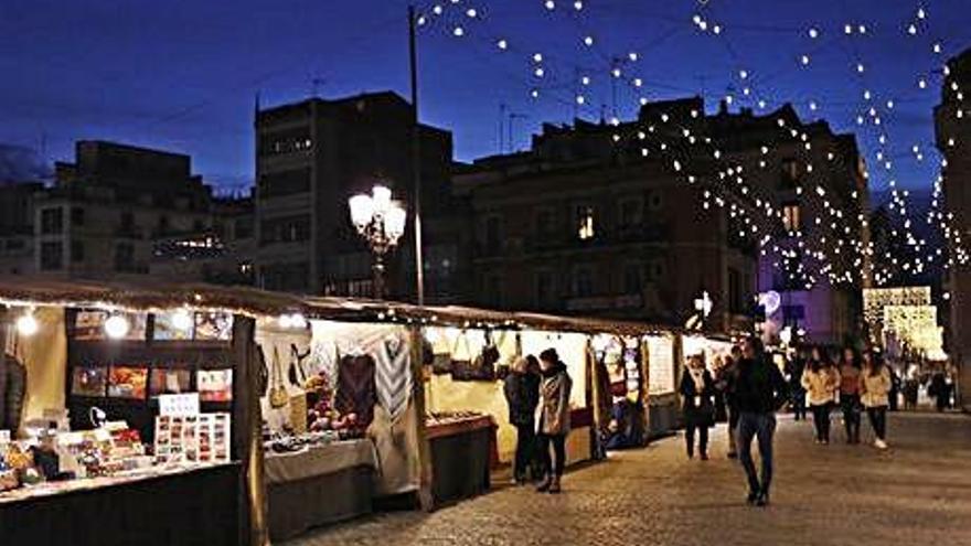 Imatge nocturna del mes de desembre dels artesans del pont de Pedra.