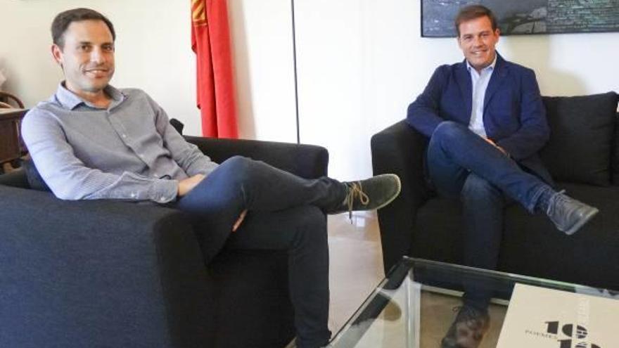 El candidato de Xàtiva Unida, Miquel Lorente, y el alcalde en funciones, Roger Cerdà, en la reunión de ayer.