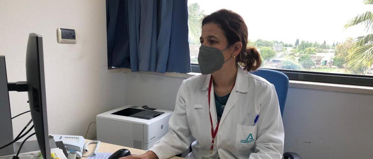 La doctora Vanesa Sáiz, especialista en Alergología del hospital Reina Sofía, en su consulta.