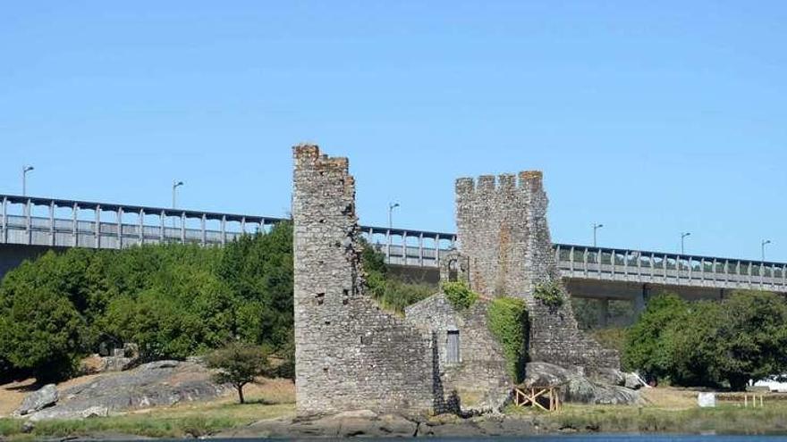 El puente interprovincial que cruza sobre el río Ulla y une Catoira con Rianxo. // Noé Parga