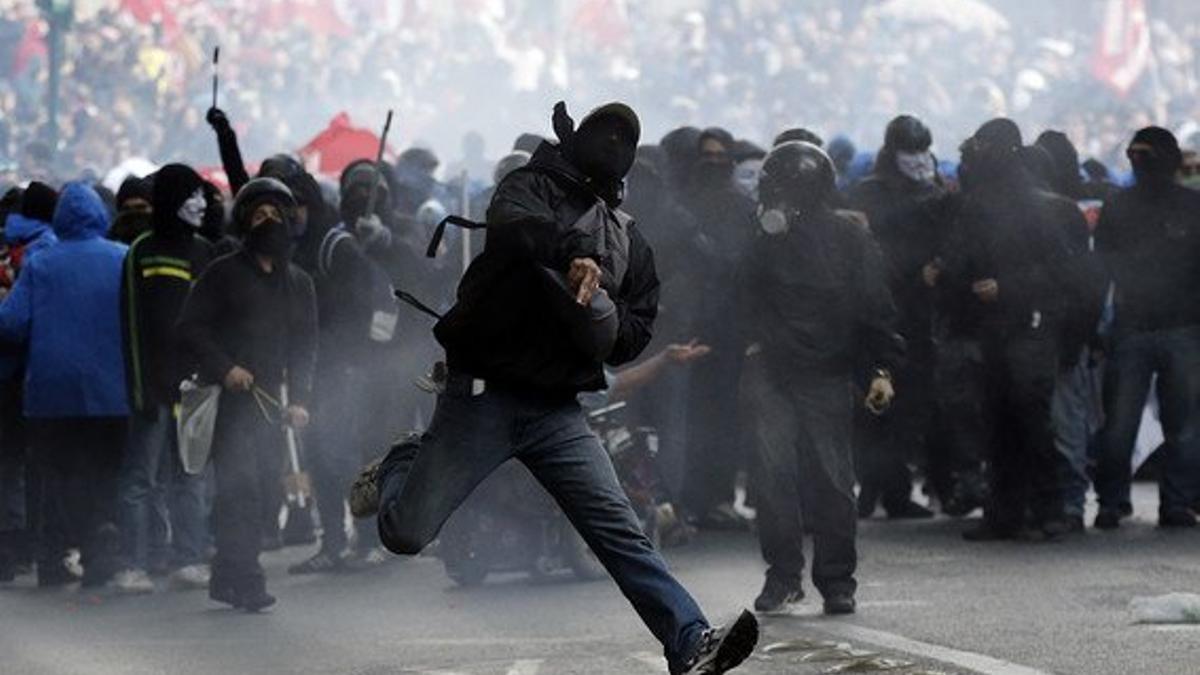 Un individuo lanza objetos contra la Policía tras la manifestación en Roma.