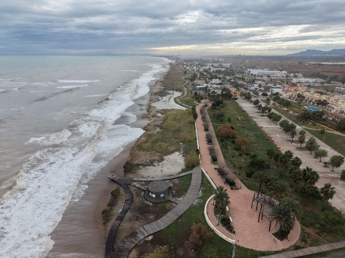 Almenara reclama espigones urgentes tras los graves daños del temporal en la playa Casablanca