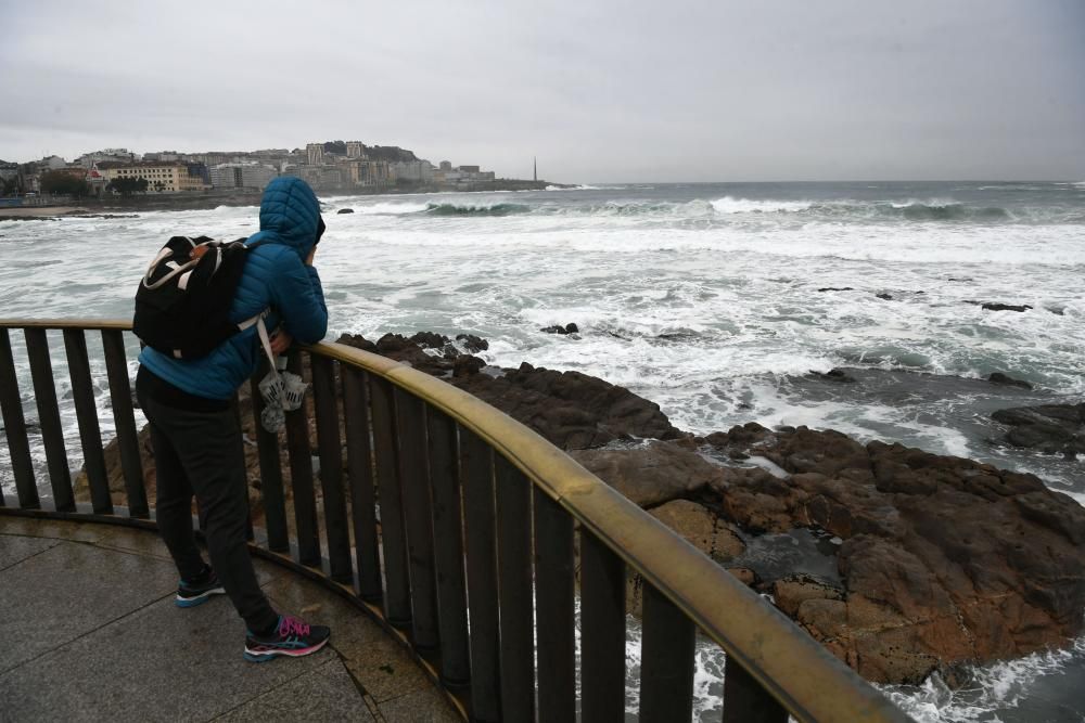 La alerta naranja por fenómenos costeros permanece activa. Se recomienda no acercarse a la línea de costa y de las playas y paseos marítimos con el fin de prevenir un eventual golpe de mar.