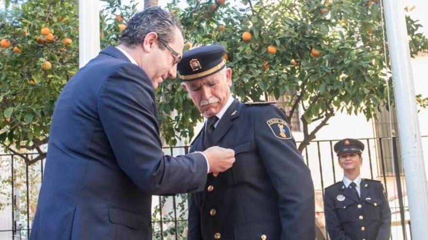 Varios momentos de los actos por el Día de la Constitución celebrados ayer en las localidades de Benidorm y Elda.