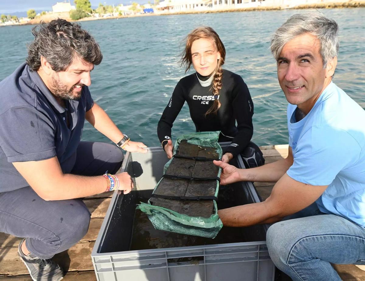 El presidente junto a Carlos de Juan, arqueólogo y director técnico de la extracción del Pecio Mazarrón; y junto a una buzo que ha participado en las labores de extracción.