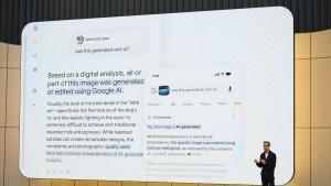 Sundar Pichai, director ejecutivo de Alphabet, presentando el cambio en la caja del buscador de Google durante la conferencia Google I/O.
