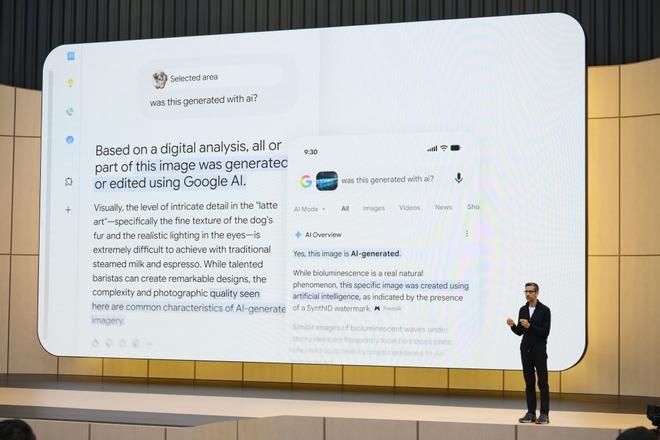 Sundar Pichai, director ejecutivo de Alphabet, presentando el cambio en la caja del buscador de Google durante la conferencia Google I/O.